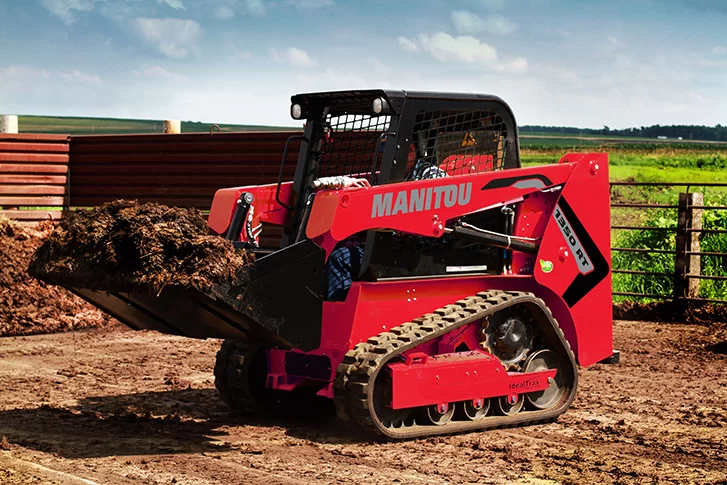 Manitou_1350_RT-Lifestyle_Farm